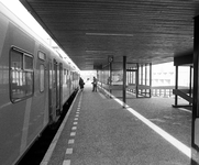155056 Gezicht op het perron van het N.S.-station Veenendaal West te Veenendaal met een electrisch treinstel mat. 1964 ...